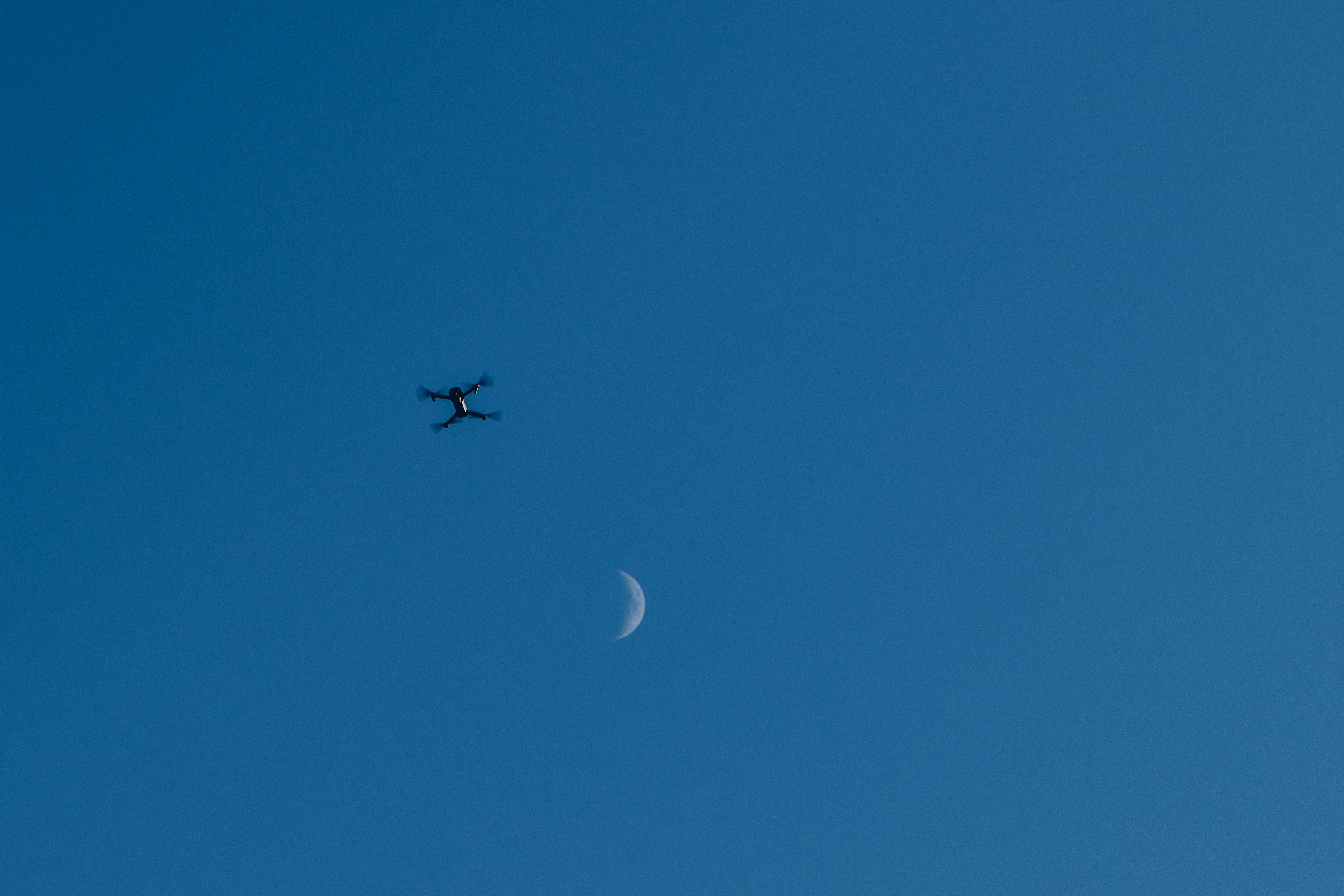 airplane flying in the sky during daytime